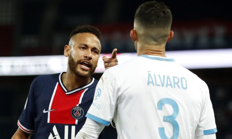 Neymar protesta contra racismo, se envolve em confusão e é expulso no jogo de volta ao PSG