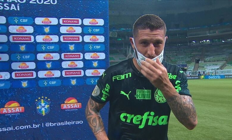 Zé Rafael, do Palmeiras, leva susto ao ser atingido por jato d’água no rosto em entrevista: “Caraca!”