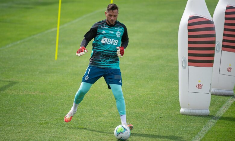 Em recuperação, Diego Alves fica fora dos dois jogos do Flamengo pela Libertadores no Equador