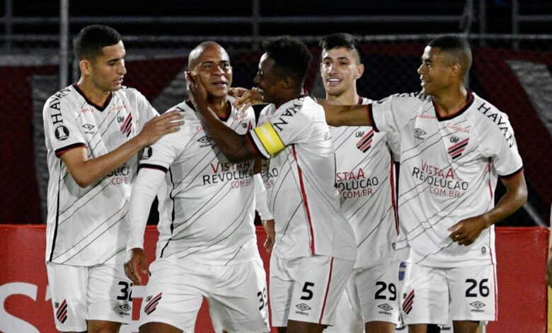 Decisivo, Walter volta a marcar após dois anos e se emociona com gol no Athletico: “Passa um filme”