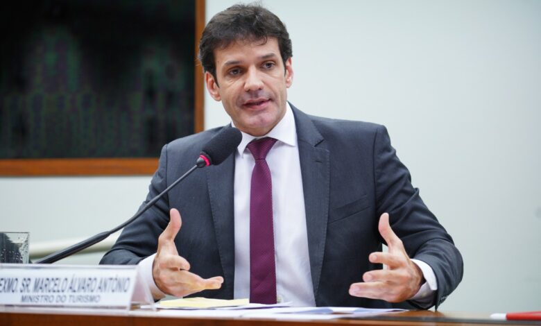 Marcelo Álvaro Antônio, ministro do Turismo, está com Covid-19