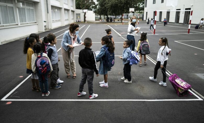 Após 3 semanas de reabertura, número de escolas fechadas por Covid-19 avança na França
