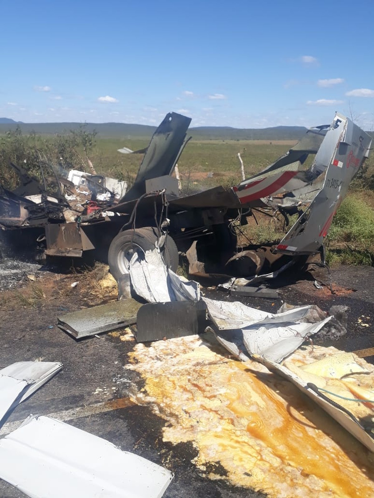 Carro-forte fica destruído após ser explodido por homens armados na BR-110, no norte da Bahia