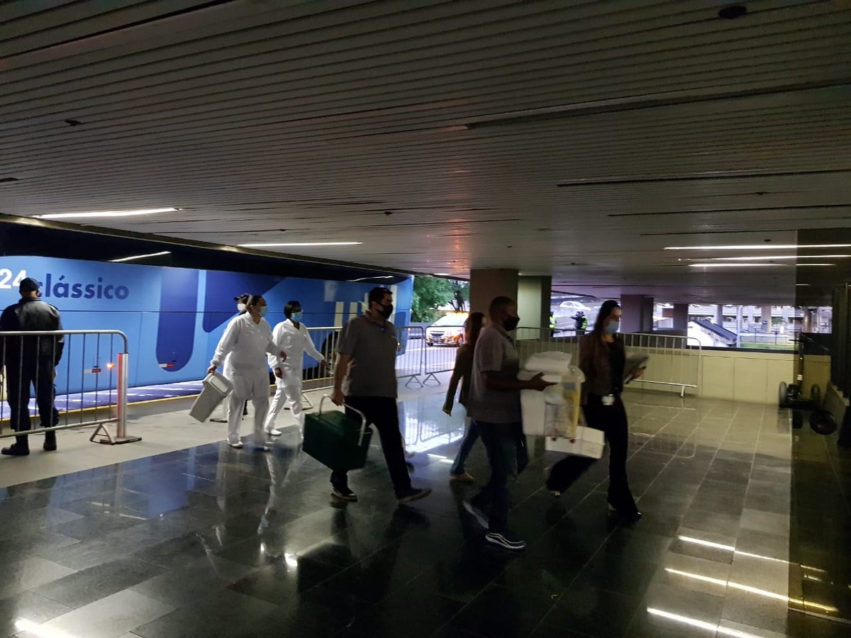 Flamengo desembarca no Rio e é recebido por equipe médica após casos de Covid