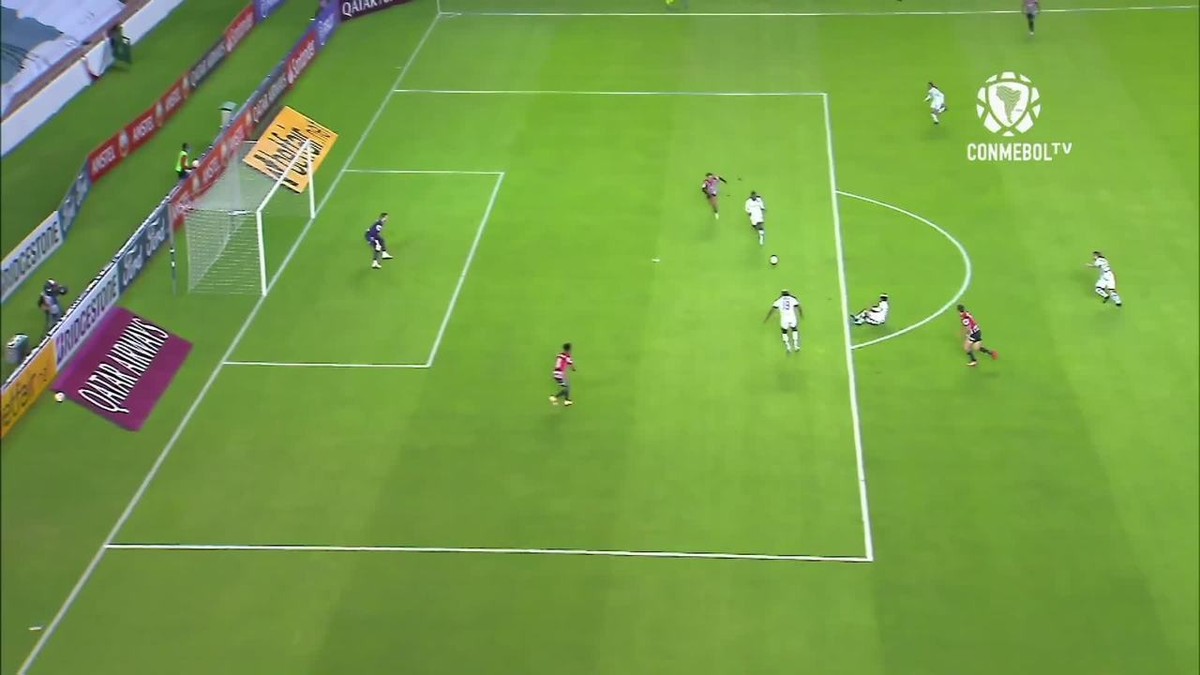 Campeão mundial, Cicinho critica São Paulo após derrota: “Merece respeito e suor na camisa”