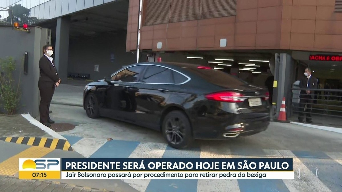 Bolsonaro chega a hospital de SP para passar por cirurgia de retirada do cálculo da bexiga