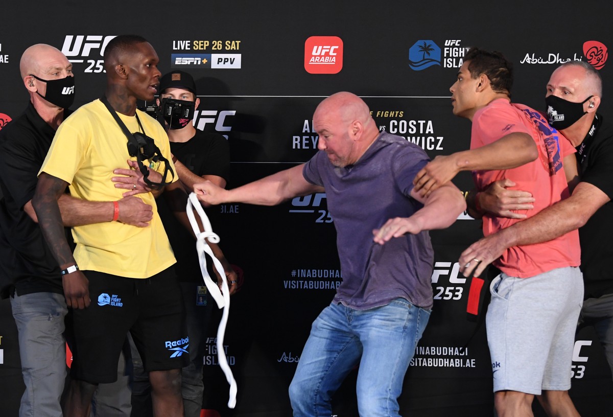 Após provocação, Borrachinha e Adesanya precisam ser separados por Dana na pesagem do UFC 253