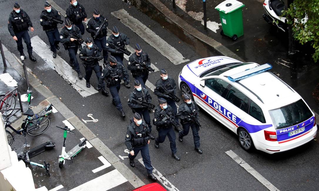 Suspeito de ataque com faca em Paris confessa que agiu contra Charlie Hebdo