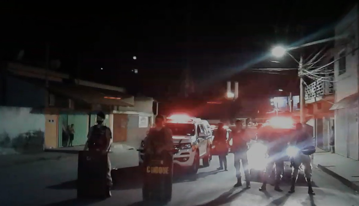 Ônibus é incendiado perto da penitenciária Nelson Hungria em Contagem, na Grande BH