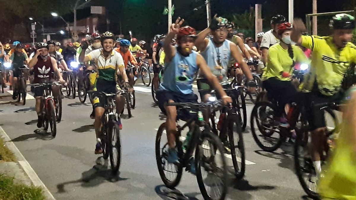 Carro bate em ciclista durante protesto por segurança no trânsito em Natal