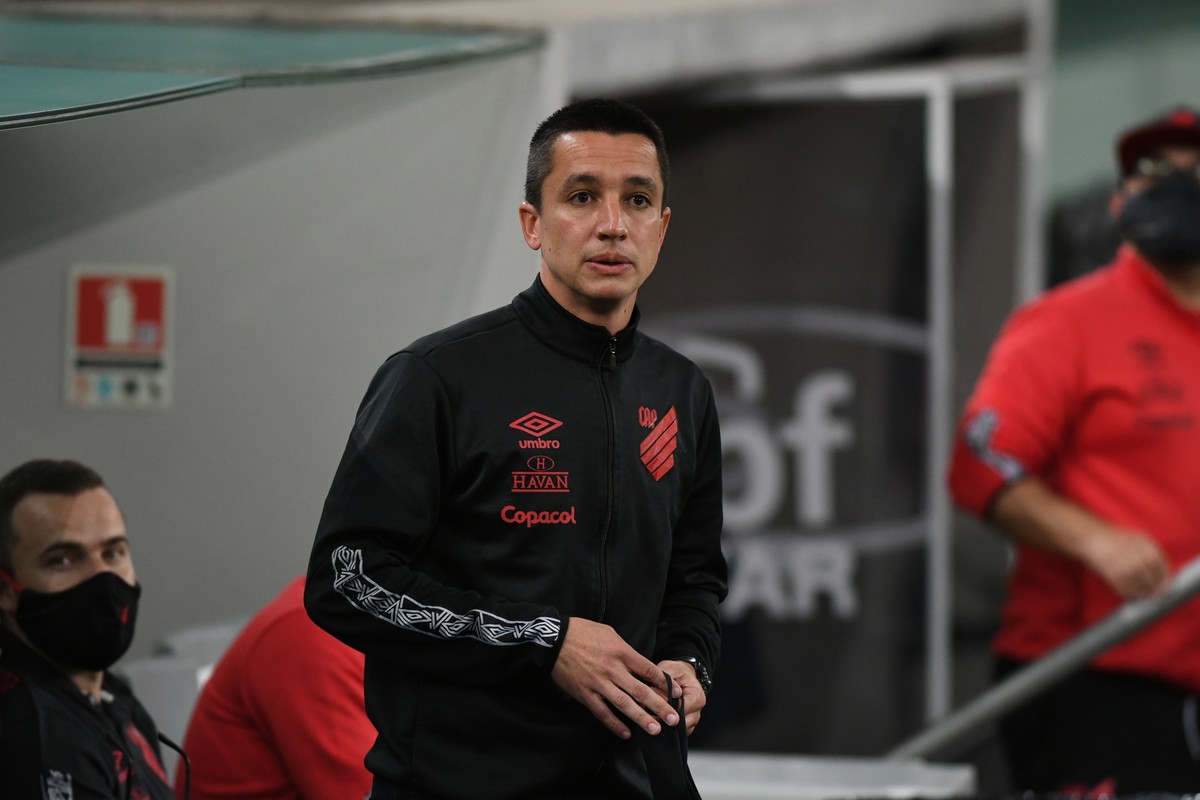 “Satisfeito com a produção, mas não com a eficácia”, diz Eduardo Barros após 0 a 0 do Athletico