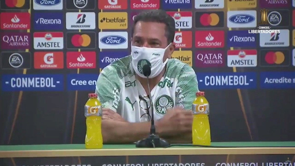 Luxa volta a reclamar de “exagero” nas críticas e valoriza trabalho do Palmeiras após goleada
